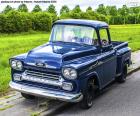 Синий пикап Chevrolet Apache, произведенный в 1959 году